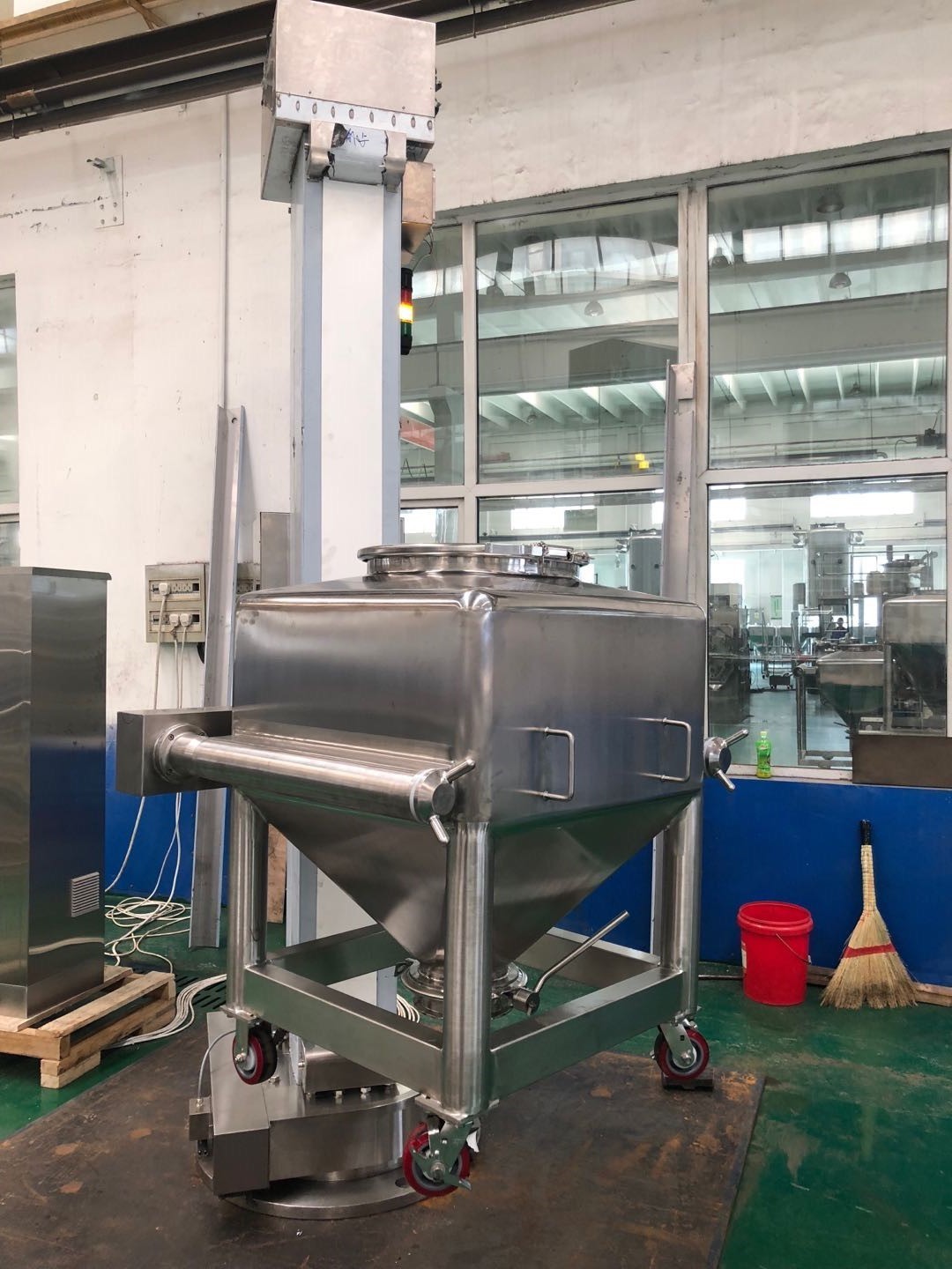 Подготовка КП на поставку одноколонного смесителя для бин-емкостей Farmax